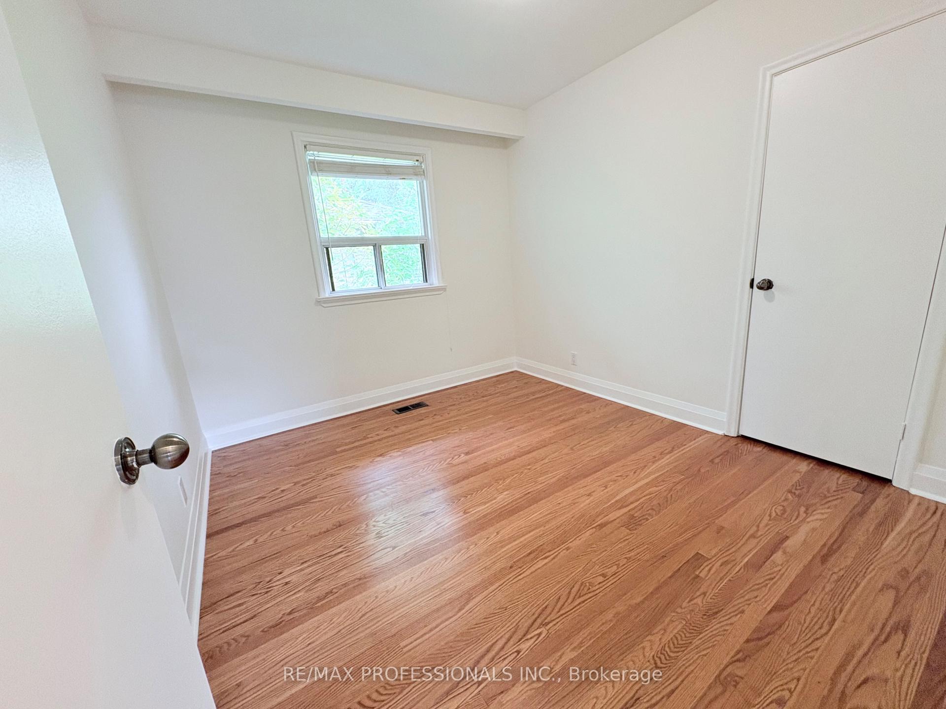 Photo 6 of 300 Burton Road, Oakville, West — HOMEH