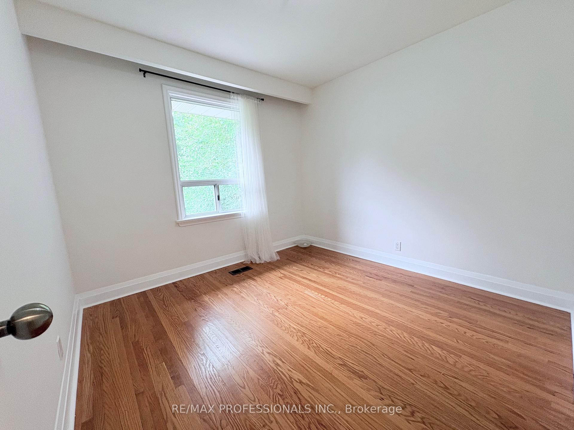 Photo 7 of 300 Burton Road, Oakville, West — HOMEH