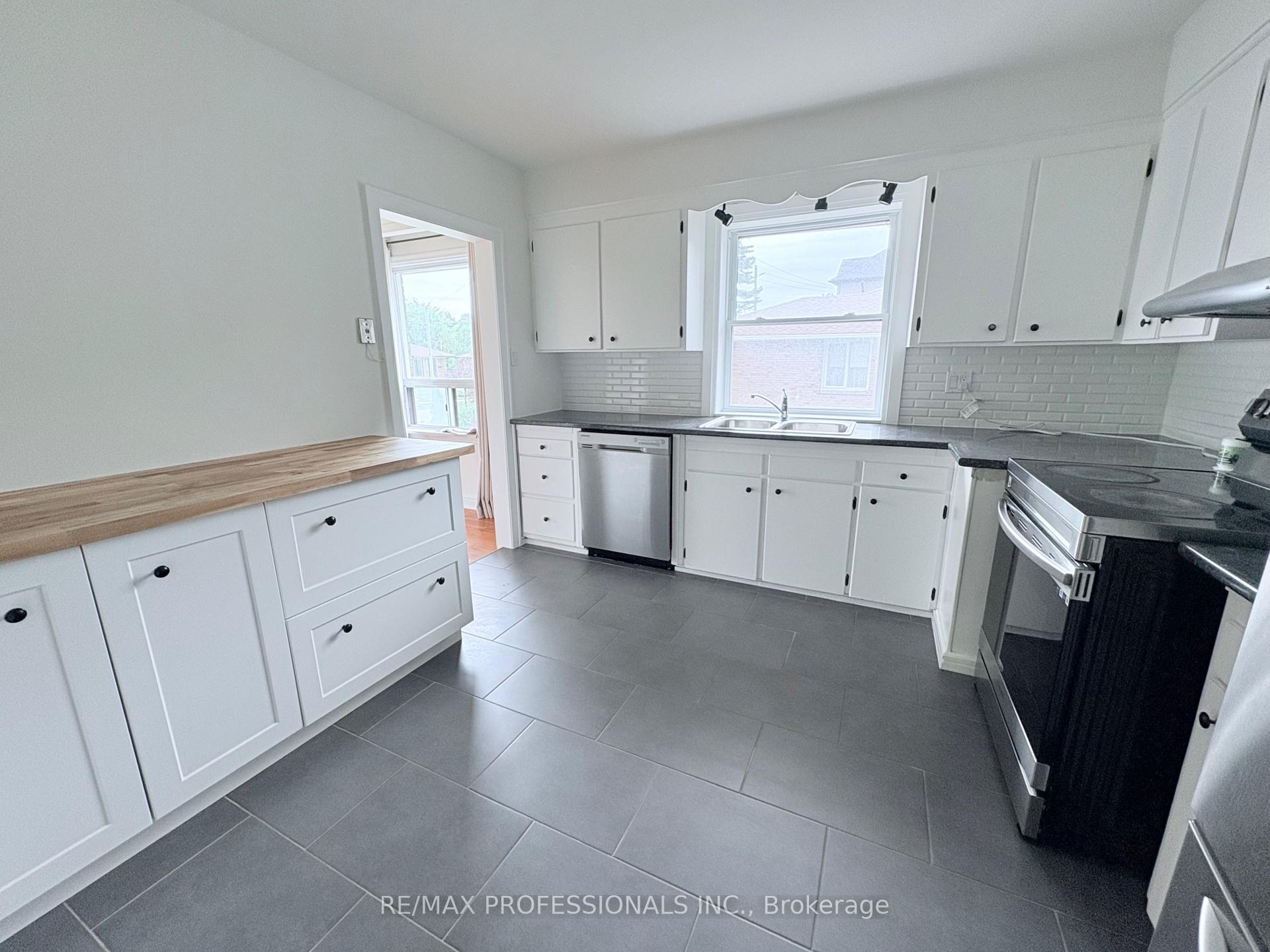 Photo 8 of 300 Burton Road, Oakville, West — HOMEH