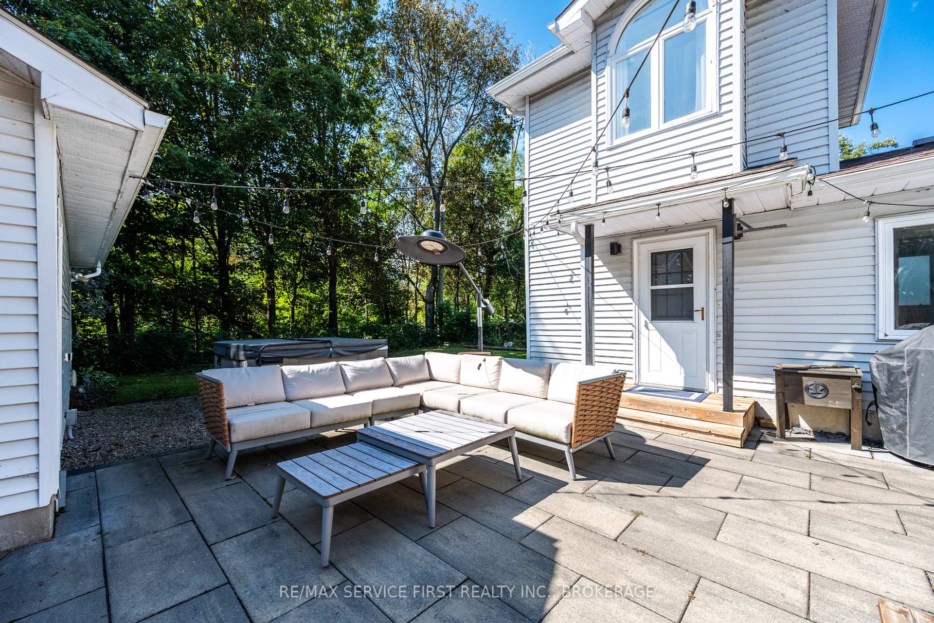 Photo 4 of 447 McEwen Drive, Kingston, City SouthWest — HOMEH