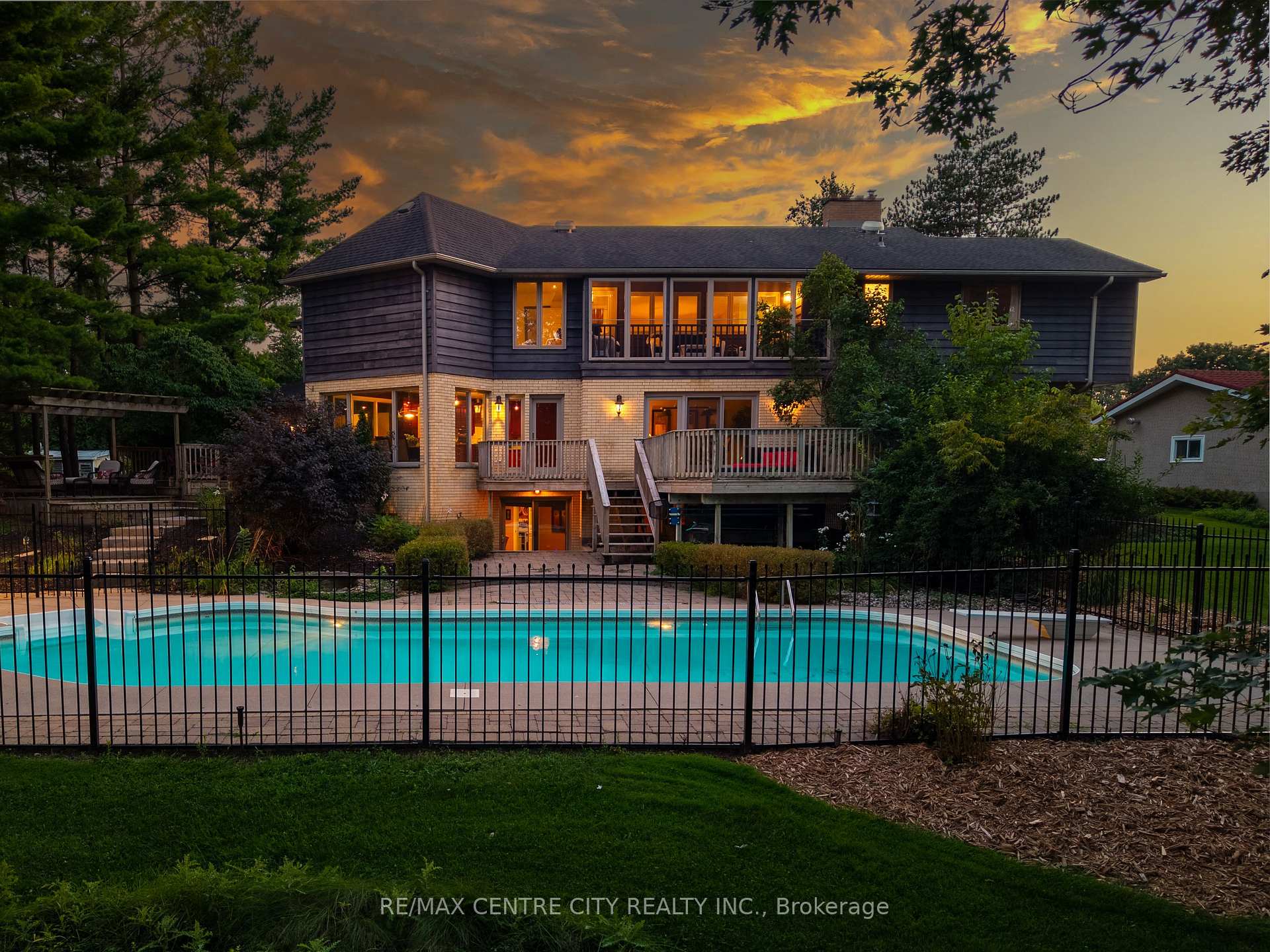Photo 4 of 255 Mill Pond Crescent, Strathroy-Caradoc, NE — HOMEH