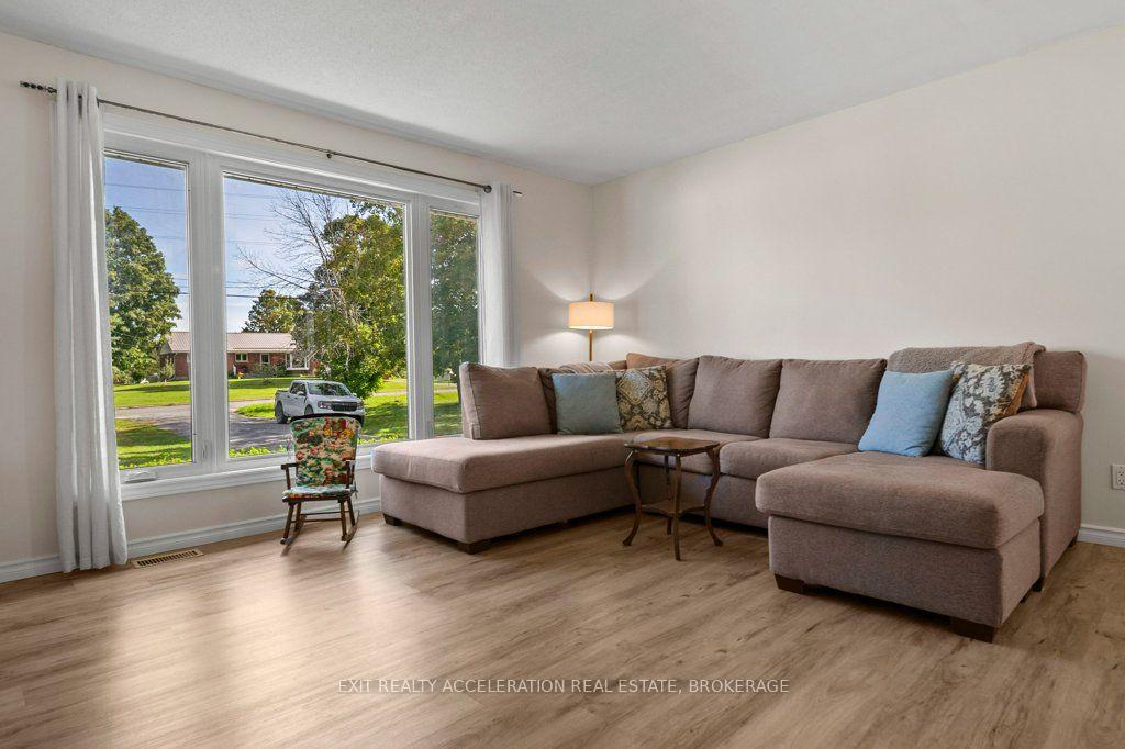 Photo 4 of 504 Coronation Boulevard, Loyalist, Amherstview — HOMEH