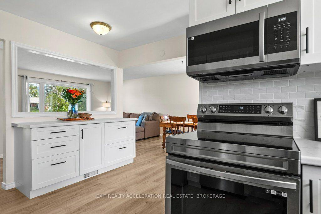 Photo 11 of 504 Coronation Boulevard, Loyalist, Amherstview — HOMEH