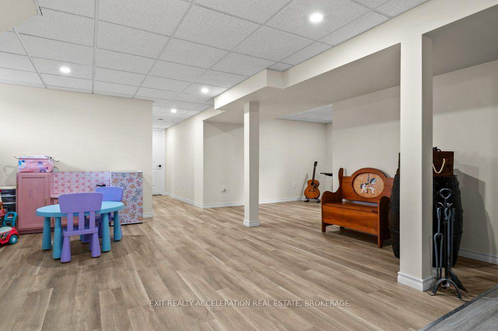 Photo 18 of 504 Coronation Boulevard, Loyalist, Amherstview — HOMEH