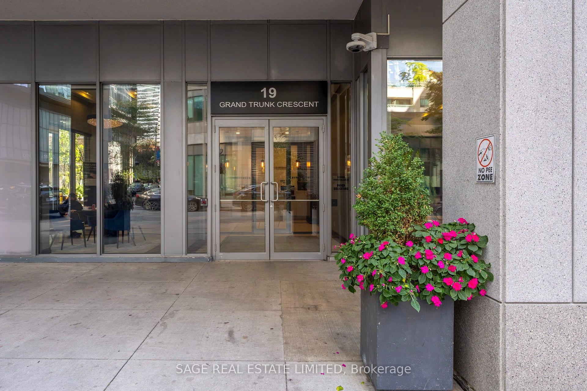 Photo 4 of Unit 1605, 19 Grand Trunk Crescent, Toronto, Waterfront Communities — HOMEH