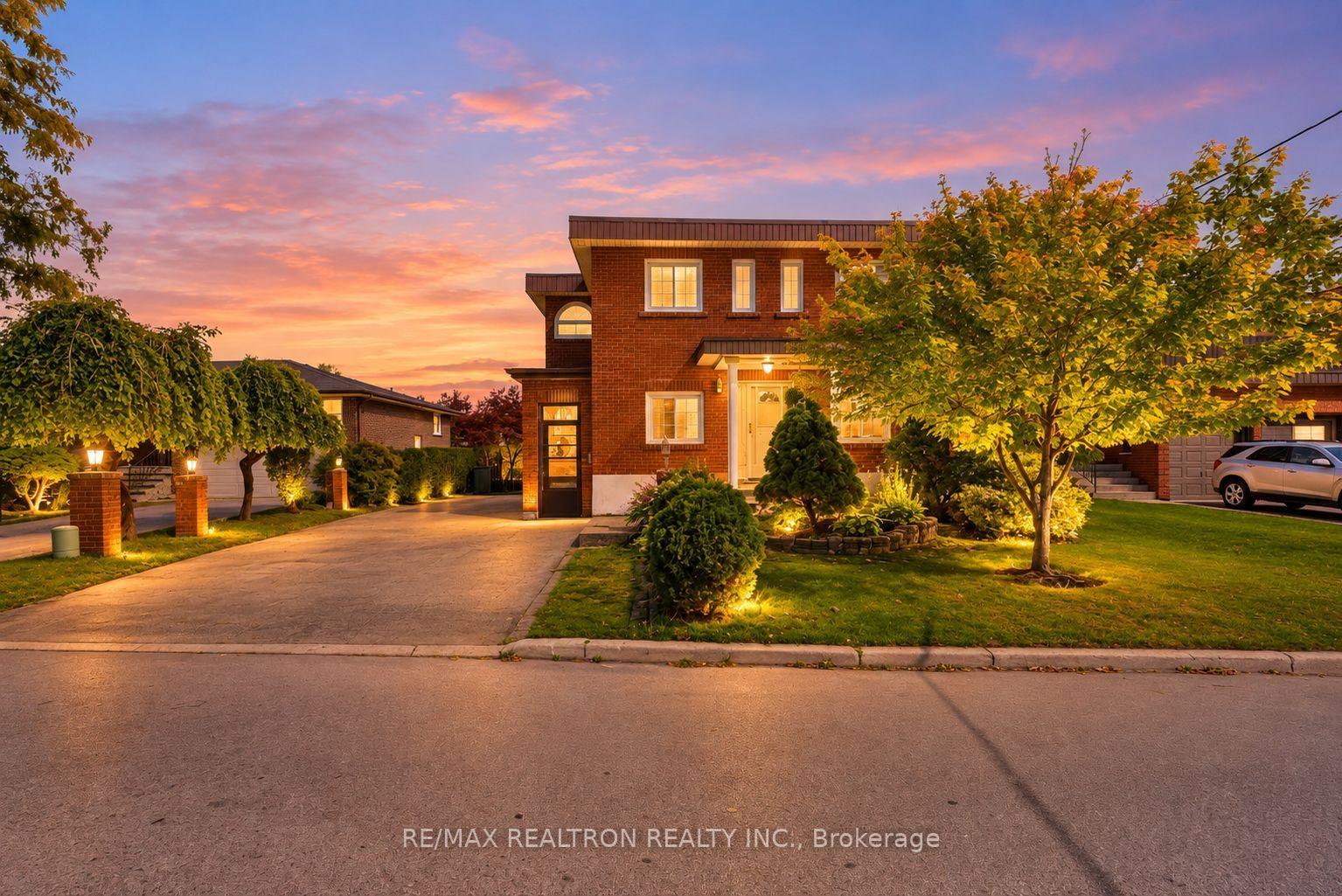 Photo 2 of 77 Chiswick Avenue, North York, Brookhaven-Amesbury — HOMEH