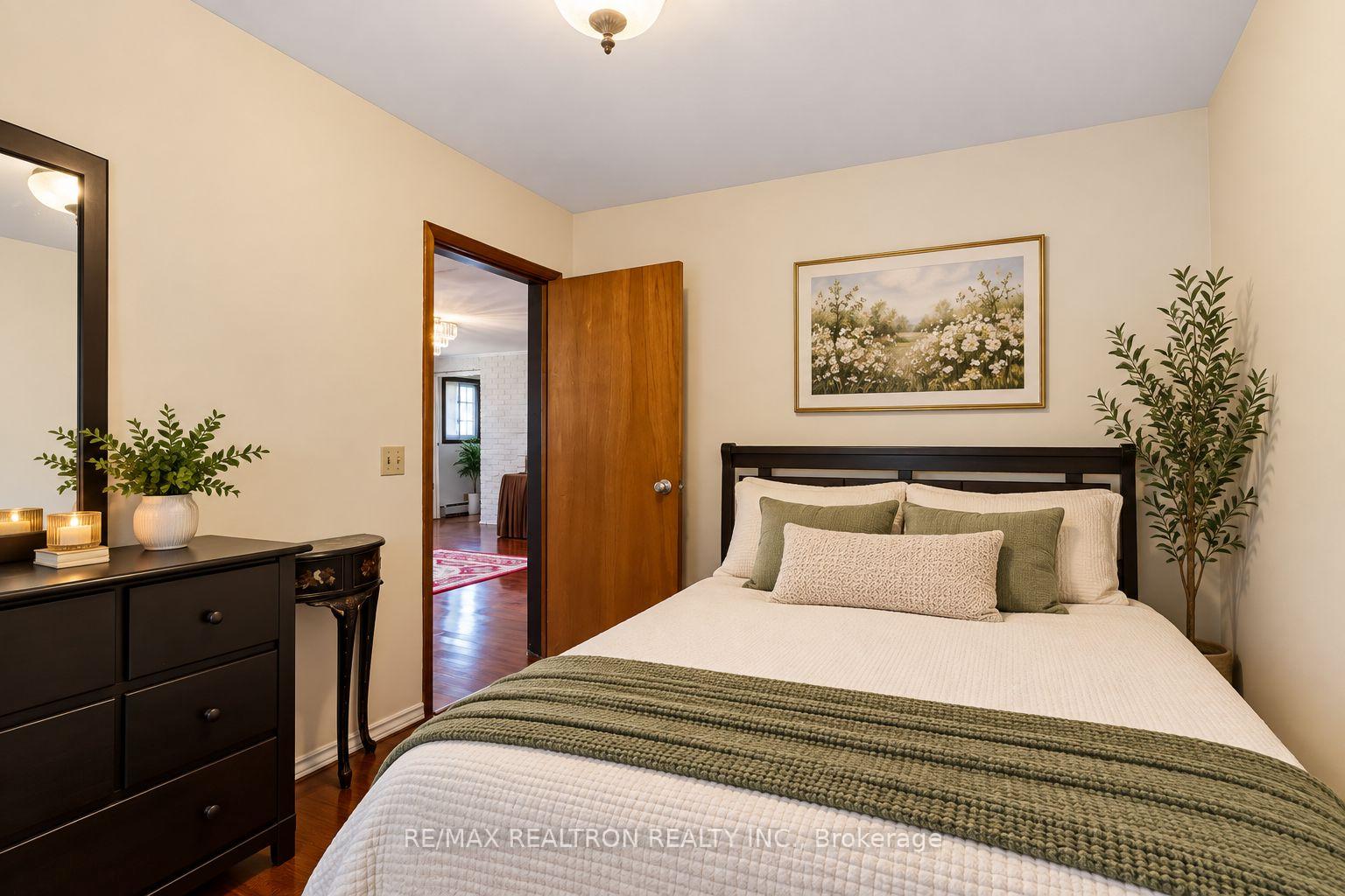 Photo 7 of 77 Chiswick Avenue, North York, Brookhaven-Amesbury — HOMEH