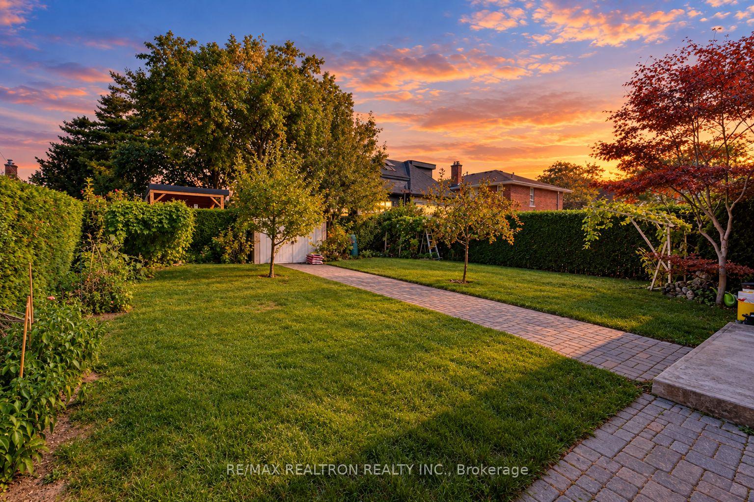 Photo 23 of 77 Chiswick Avenue, North York, Brookhaven-Amesbury — HOMEH