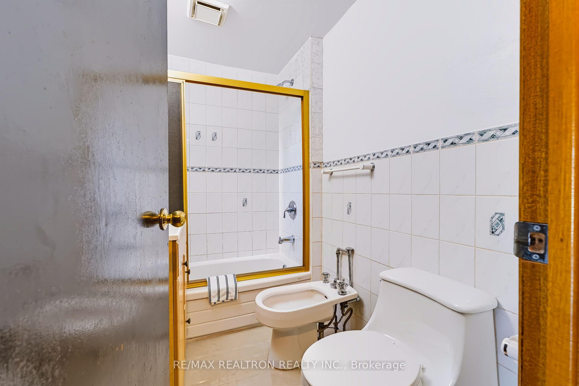 Photo 17 of 77 Chiswick Avenue, North York, Brookhaven-Amesbury — HOMEH