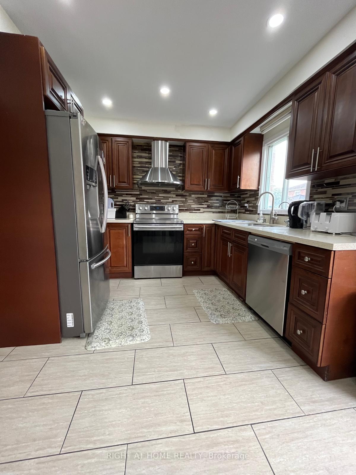 Photo 3 of 5 Cutters Crescent W, Brampton, Fletcher's West — HOMEH
