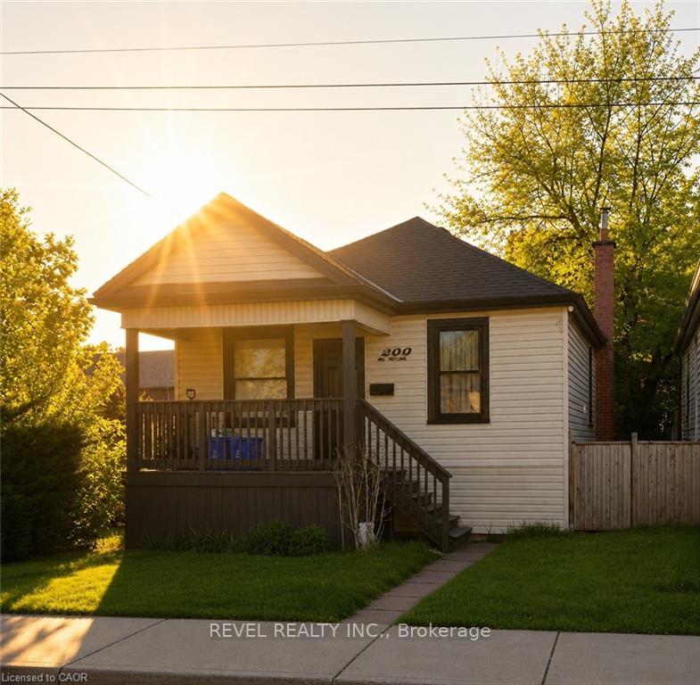 Photo of 222 Kensington Avenue N