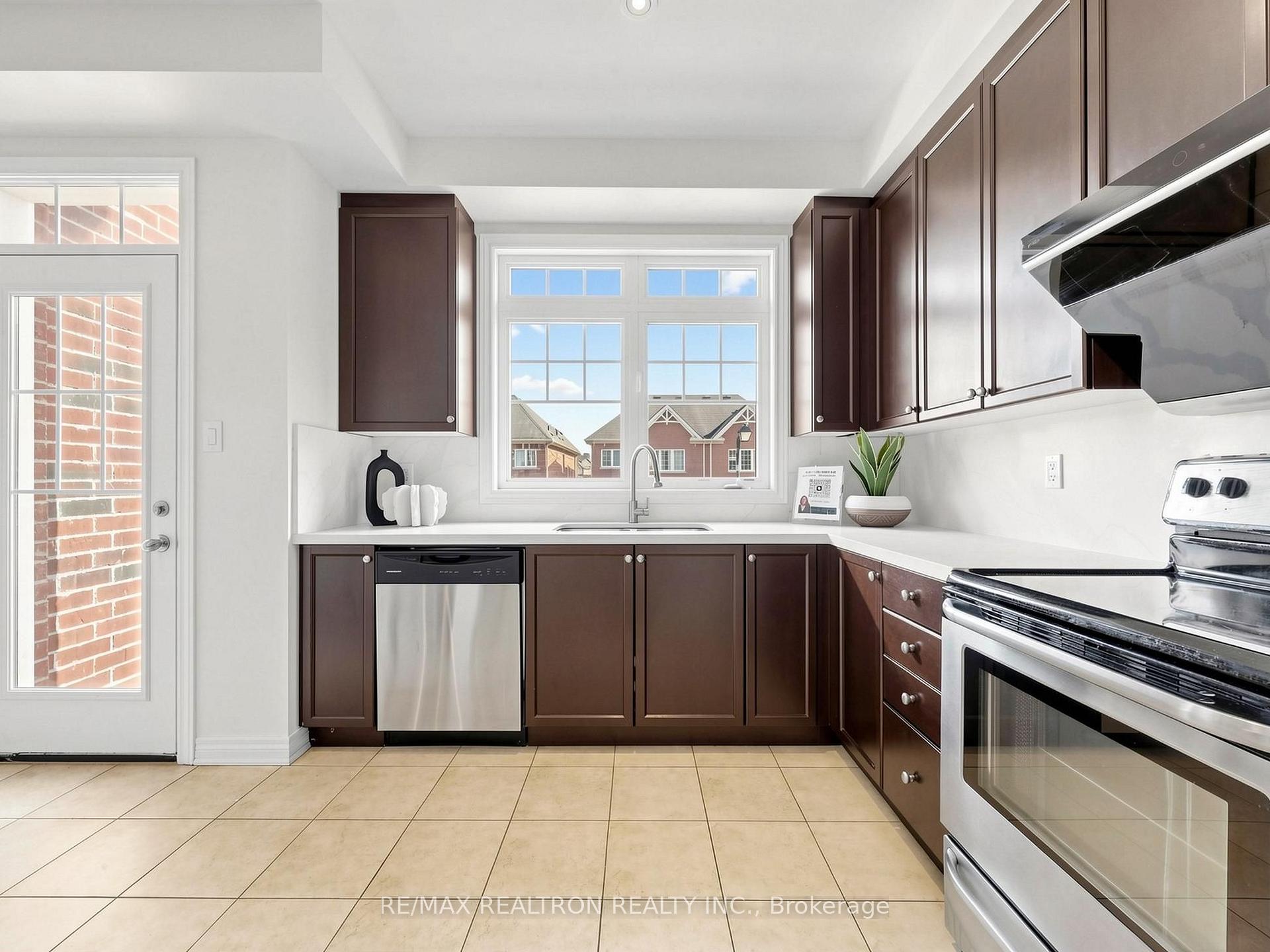 Photo 13 of 71 Dundas Way, Markham, Greensborough — HOMEH