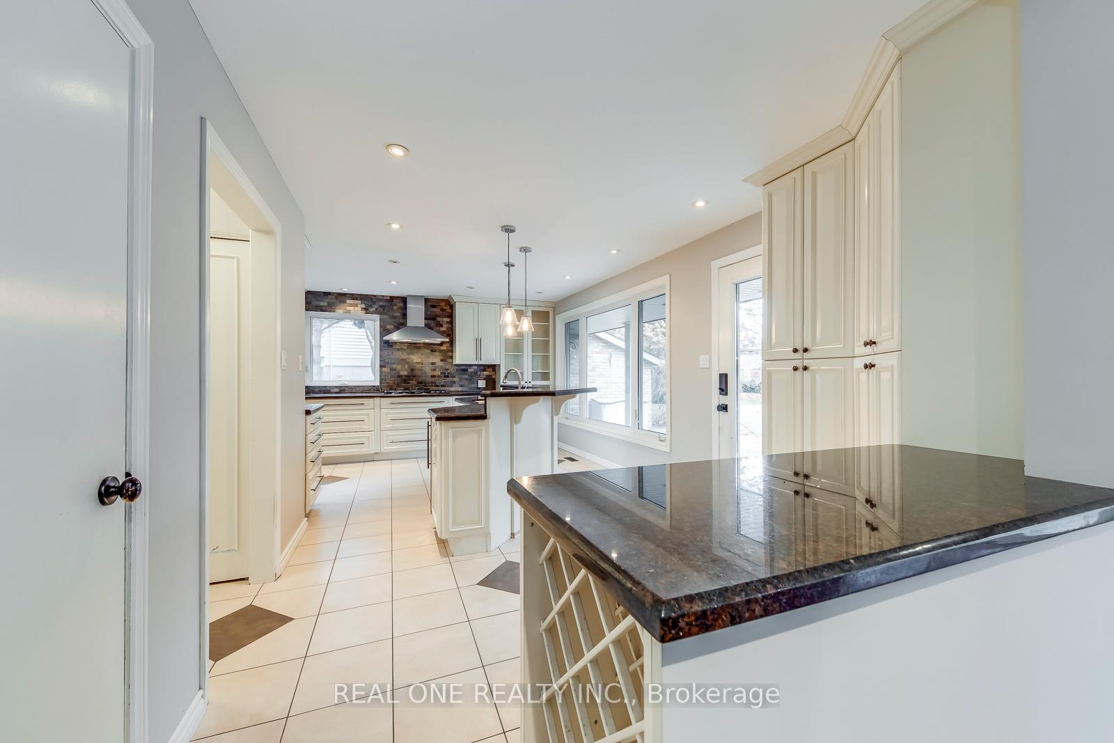 Photo 13 of 120 Blyth Crescent, Oakville, Ford — HOMEH