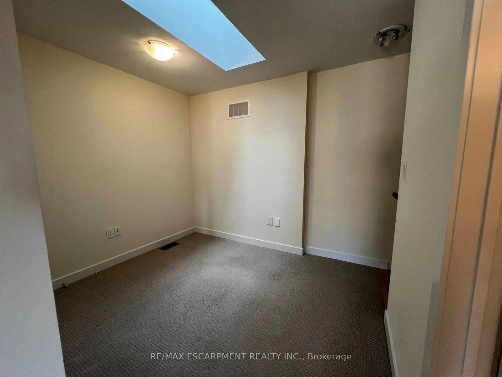 Photo 13 of Unit 122, 590 North Service Road E, Hamilton, Lakeshore — HOMEH