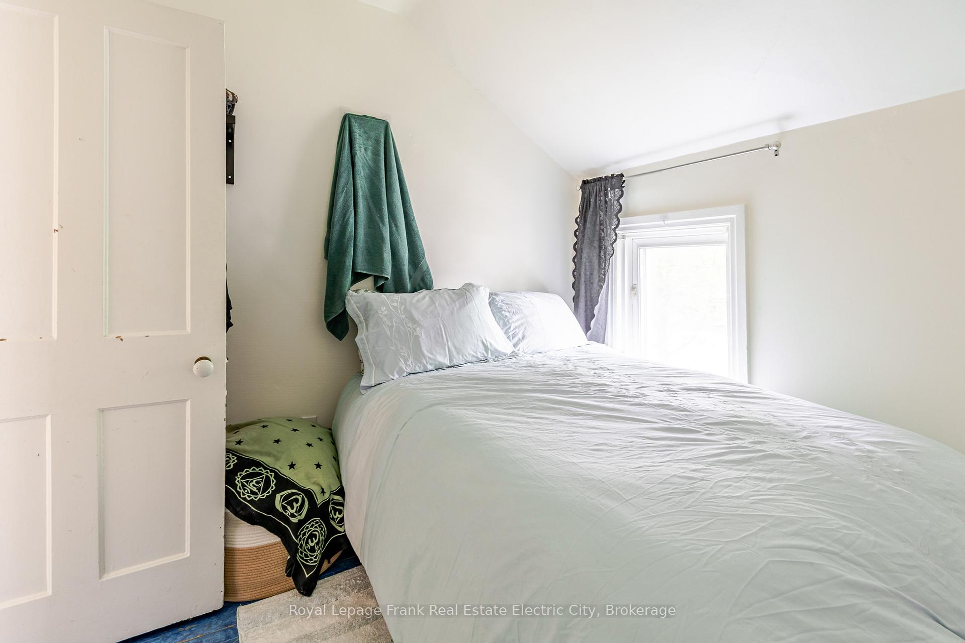 Photo 16 of 733-735 Bethune Street N, Peterborough, Northcrest Ward 5 — HOMEH