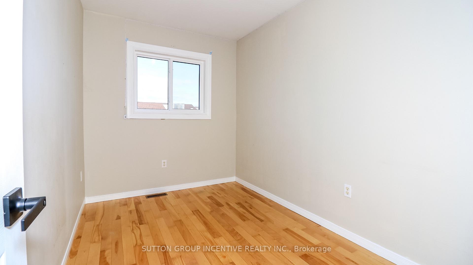 Photo 17 of 15 Bruce Crescent, Barrie, Bayshore — HOMEH