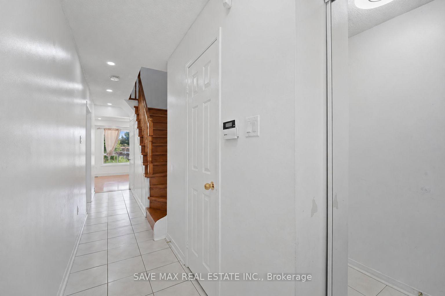 Photo 2 of 39 Caruso Drive, Brampton, Fletcher's West — HOMEH