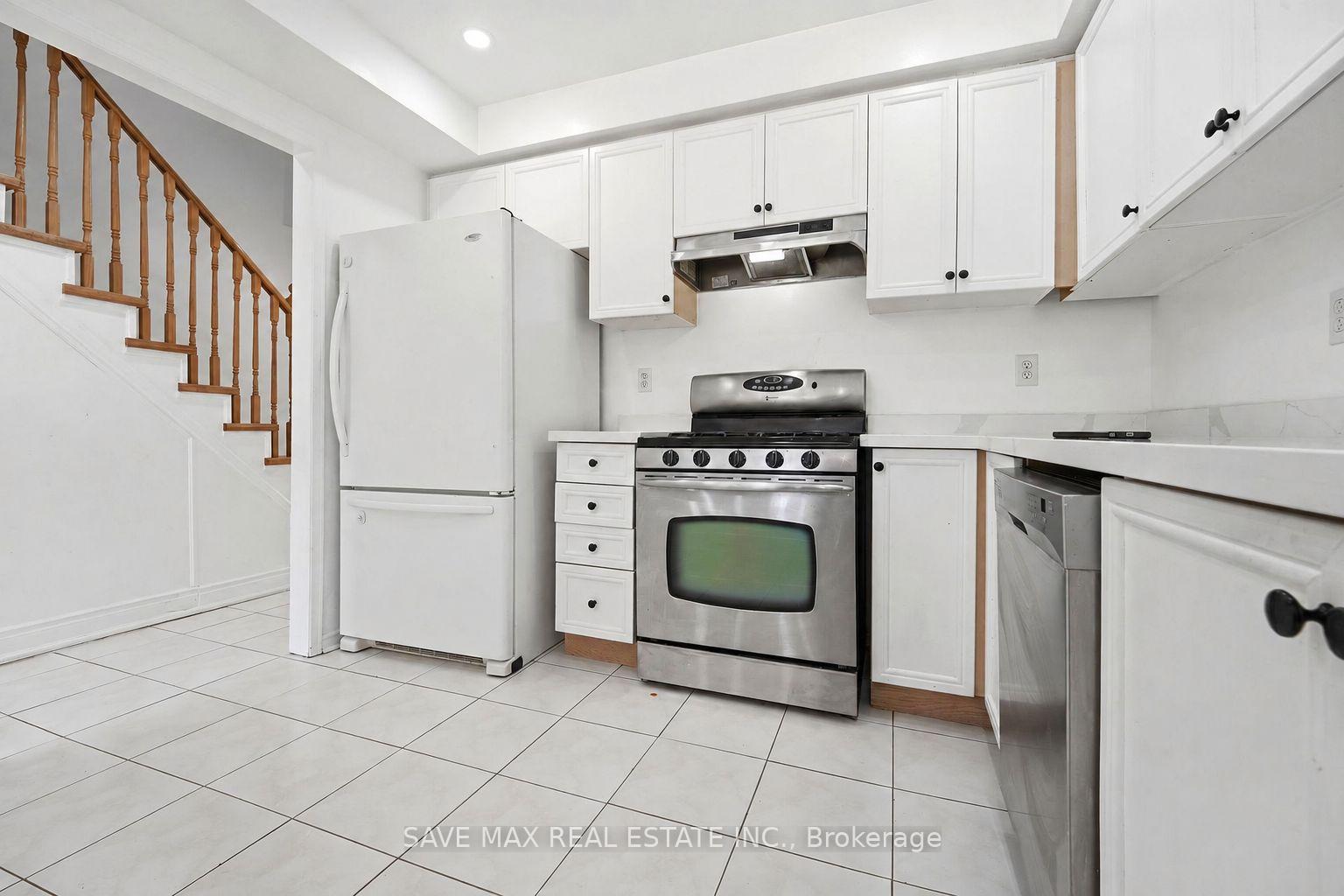 Photo 3 of 39 Caruso Drive, Brampton, Fletcher's West — HOMEH