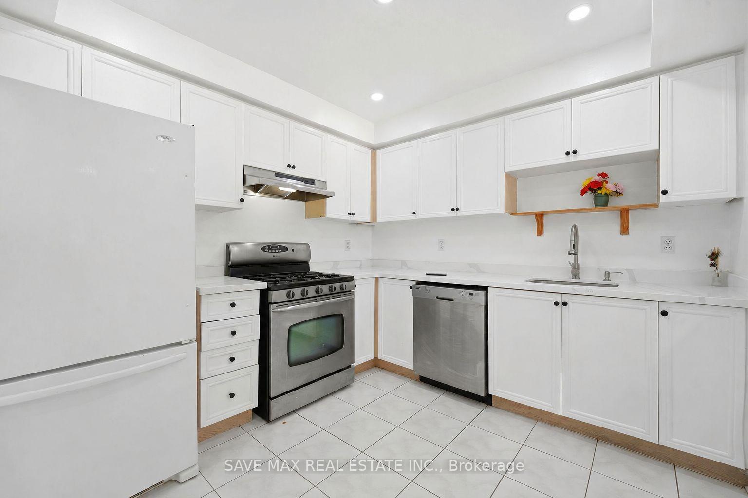 Photo 4 of 39 Caruso Drive, Brampton, Fletcher's West — HOMEH