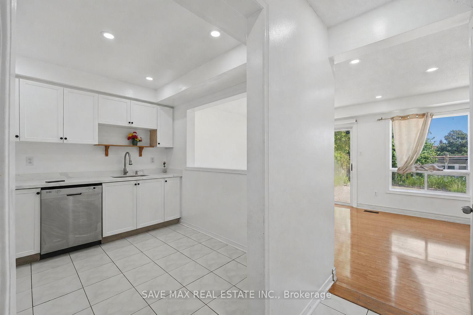 Photo 5 of 39 Caruso Drive, Brampton, Fletcher's West — HOMEH