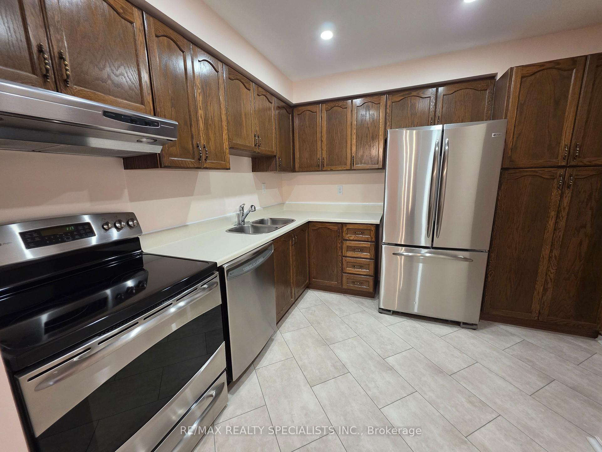 Photo 3 of Unit 17, 385 The East Mall, Etobicoke, Islington-City Centre West — HOMEH