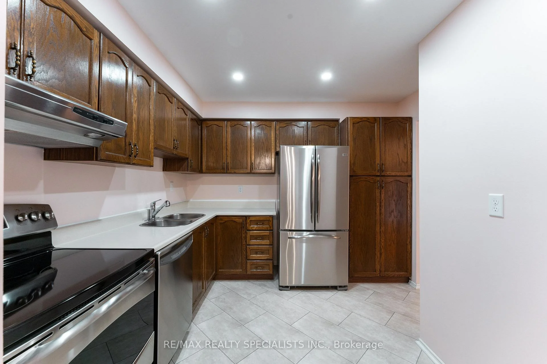 Photo 4 of Unit 17, 385 The East Mall, Etobicoke, Islington-City Centre West — HOMEH