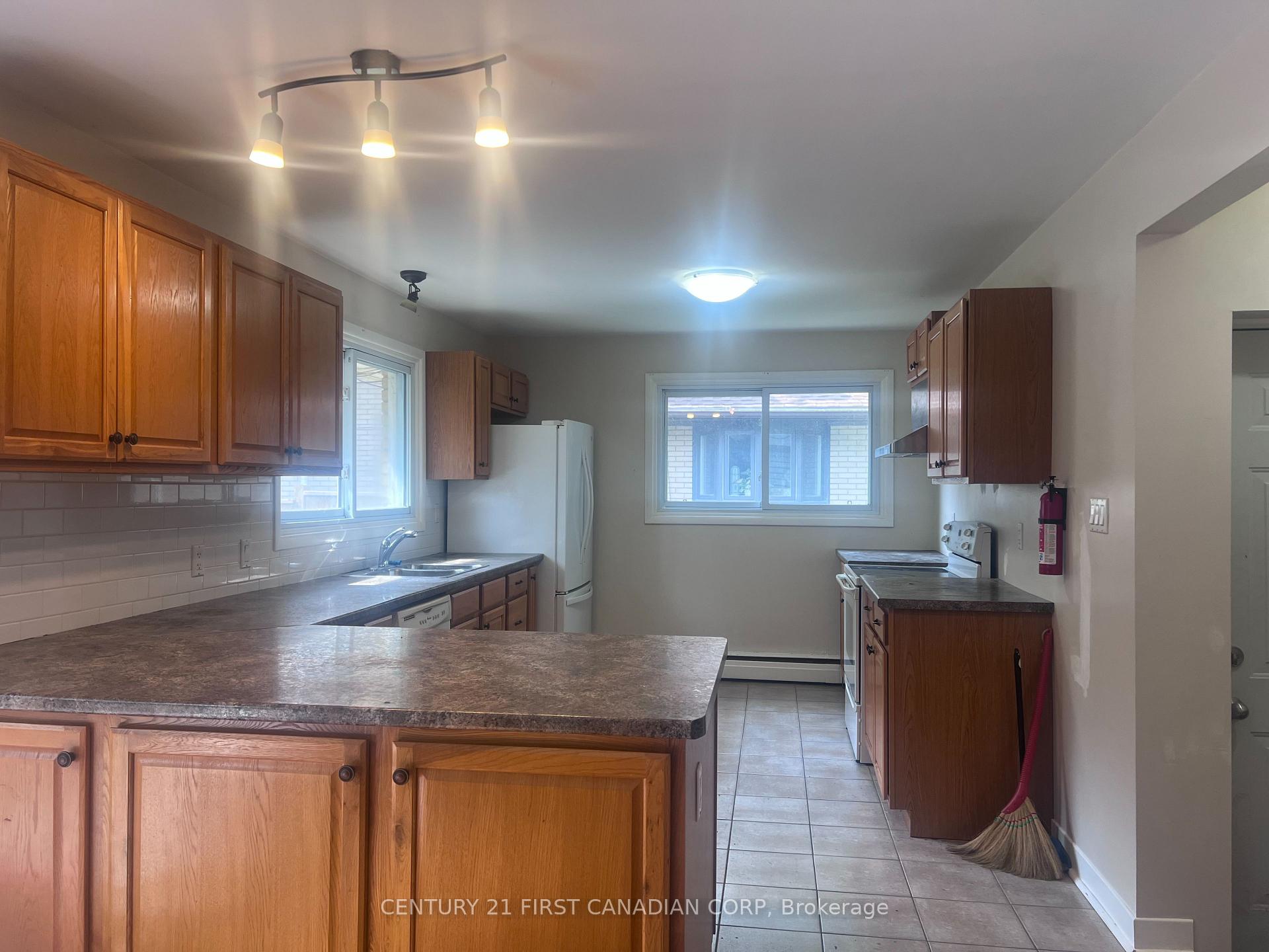 Photo 4 of 604 Headley Drive, London, North O — HOMEH