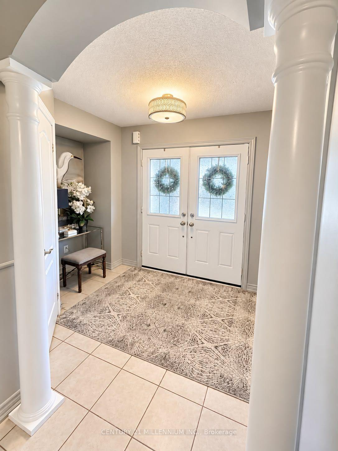 Photo 3 of 14 Beachville Circle, Brampton, Credit Valley — HOMEH