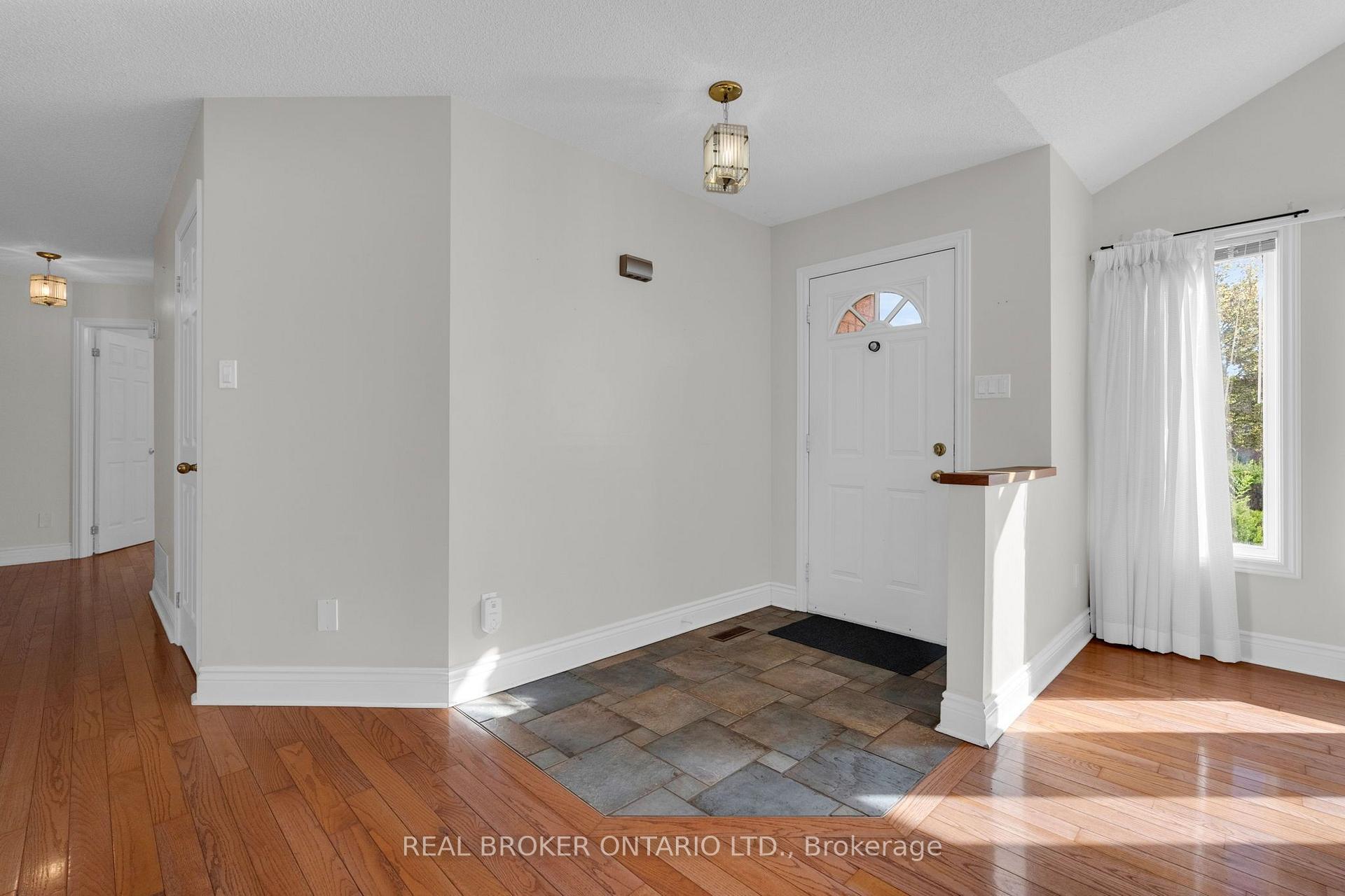 Photo 5 of 36 Webb Street, Barrie, Painswick North — HOMEH
