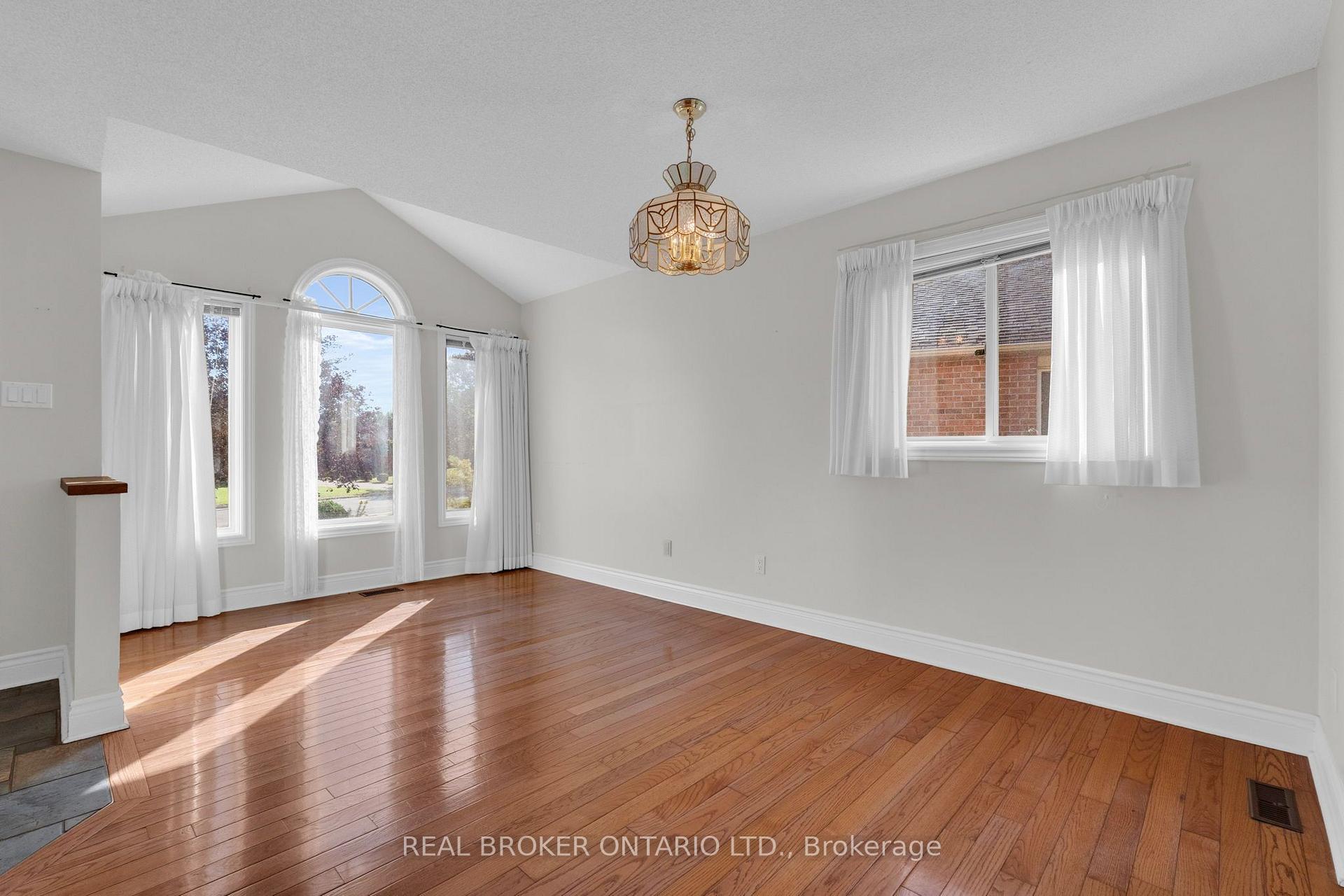 Photo 7 of 36 Webb Street, Barrie, Painswick North — HOMEH