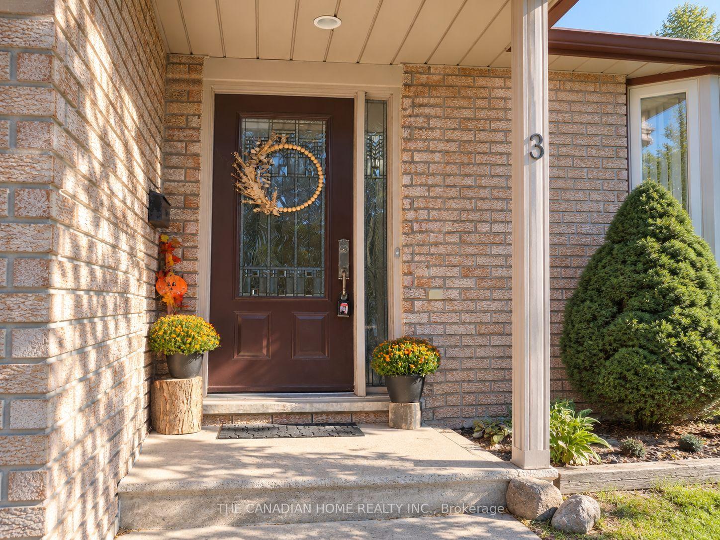 Photo 2 of 3 Dunhill Crescent N, Guelph, Willow West/Sugarbush/West Acres — HOMEH