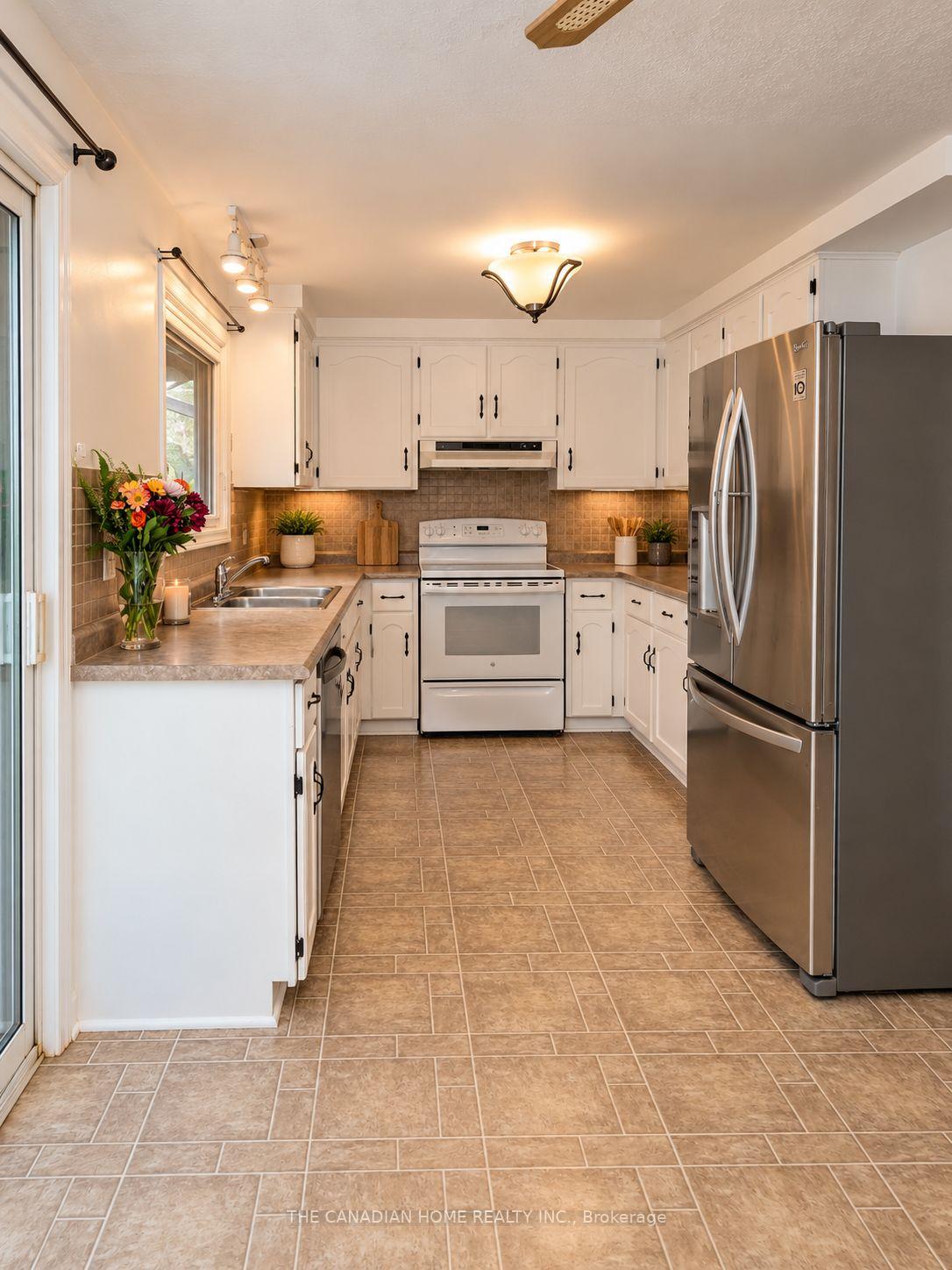 Photo 9 of 3 Dunhill Crescent N, Guelph, Willow West/Sugarbush/West Acres — HOMEH