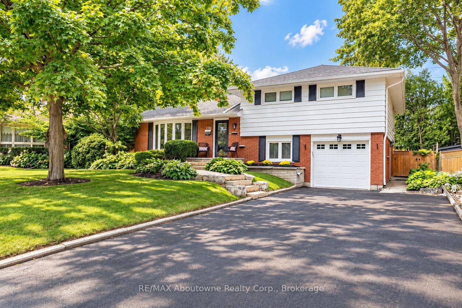 Photo 2 of 418 Fairlawn Crescent, Burlington, Shoreacres — HOMEH