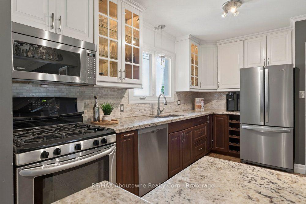 Photo 10 of 418 Fairlawn Crescent, Burlington, Shoreacres — HOMEH