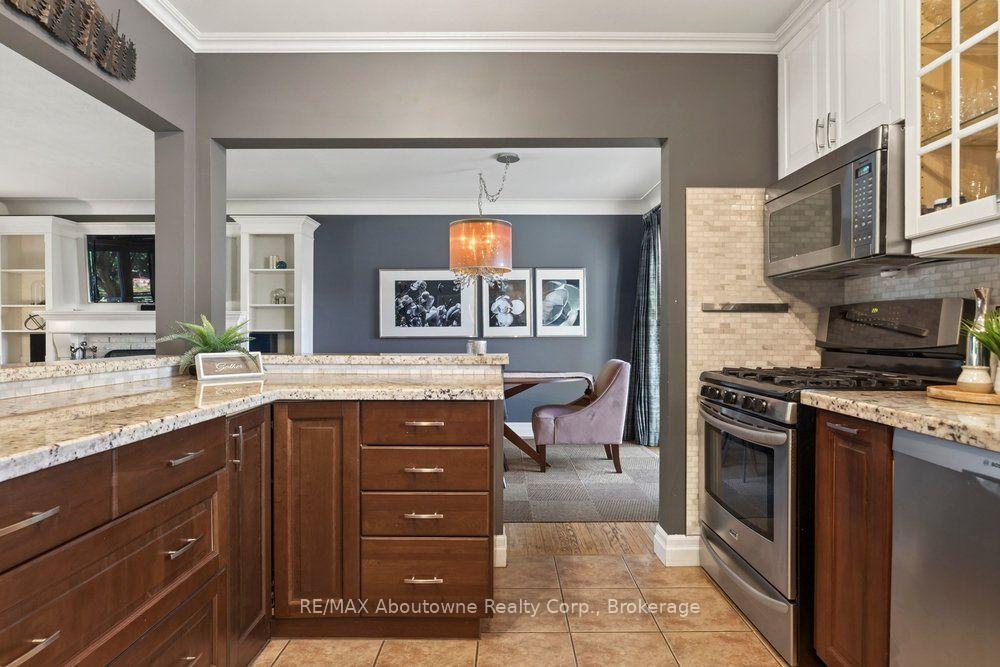Photo 13 of 418 Fairlawn Crescent, Burlington, Shoreacres — HOMEH