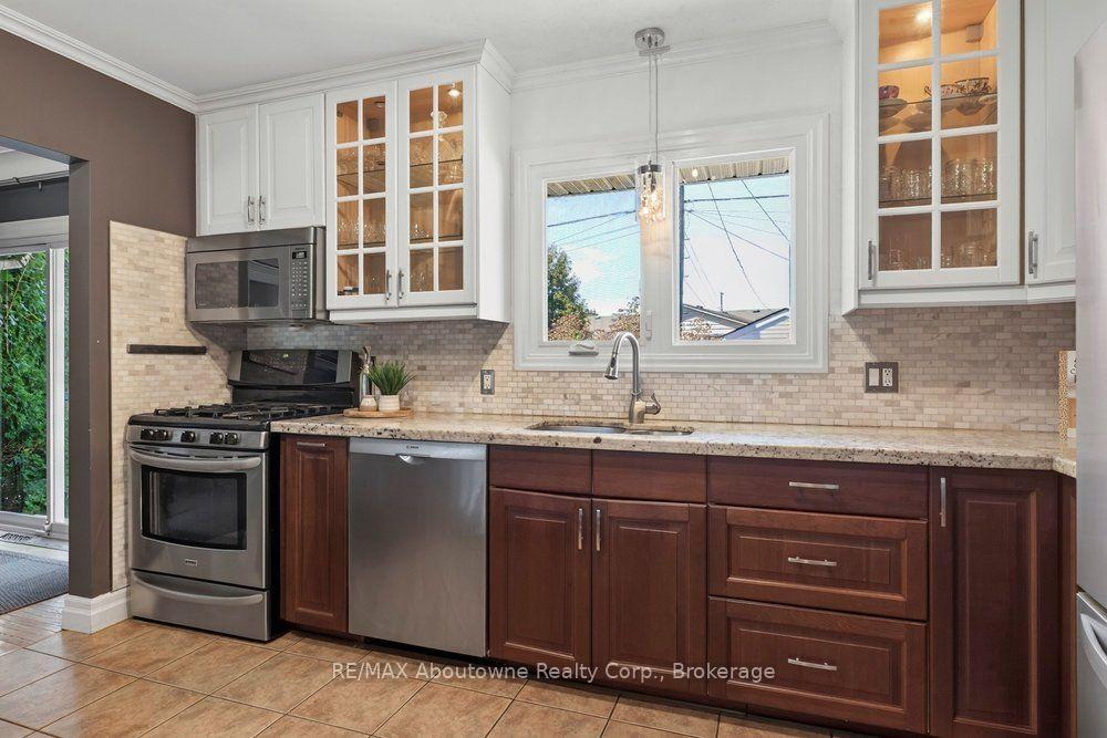 Photo 14 of 418 Fairlawn Crescent, Burlington, Shoreacres — HOMEH