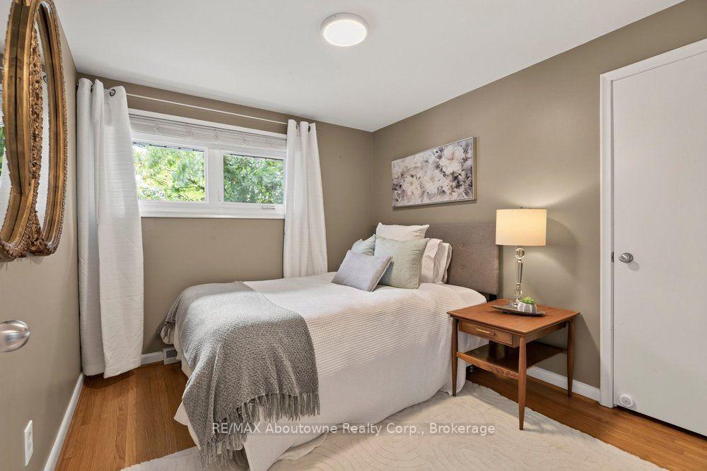 Photo 20 of 418 Fairlawn Crescent, Burlington, Shoreacres — HOMEH