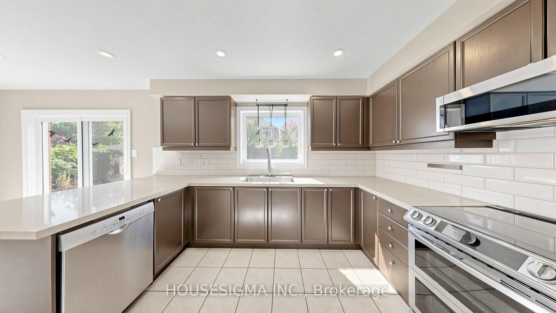 Photo 10 of 32 Willoughby Way, Halton Hills, Georgetown — HOMEH