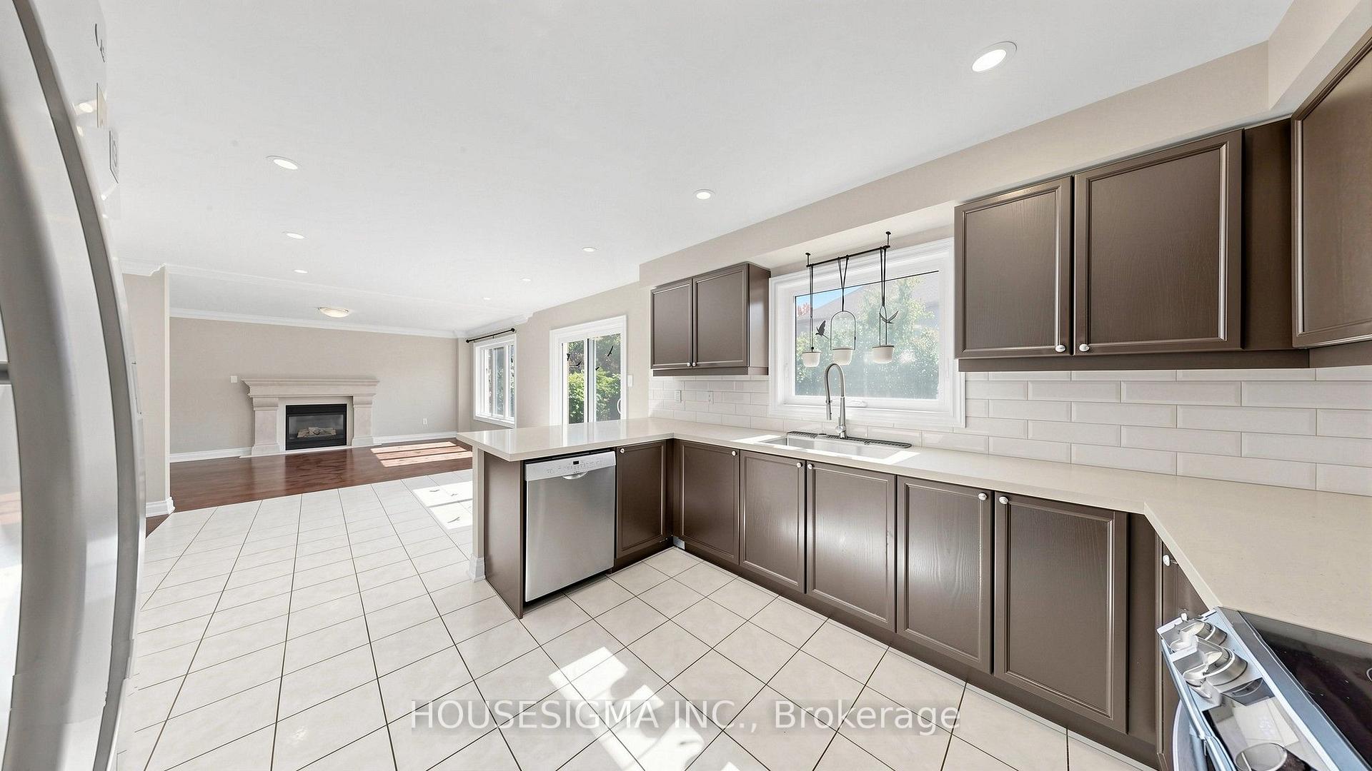 Photo 11 of 32 Willoughby Way, Halton Hills, Georgetown — HOMEH