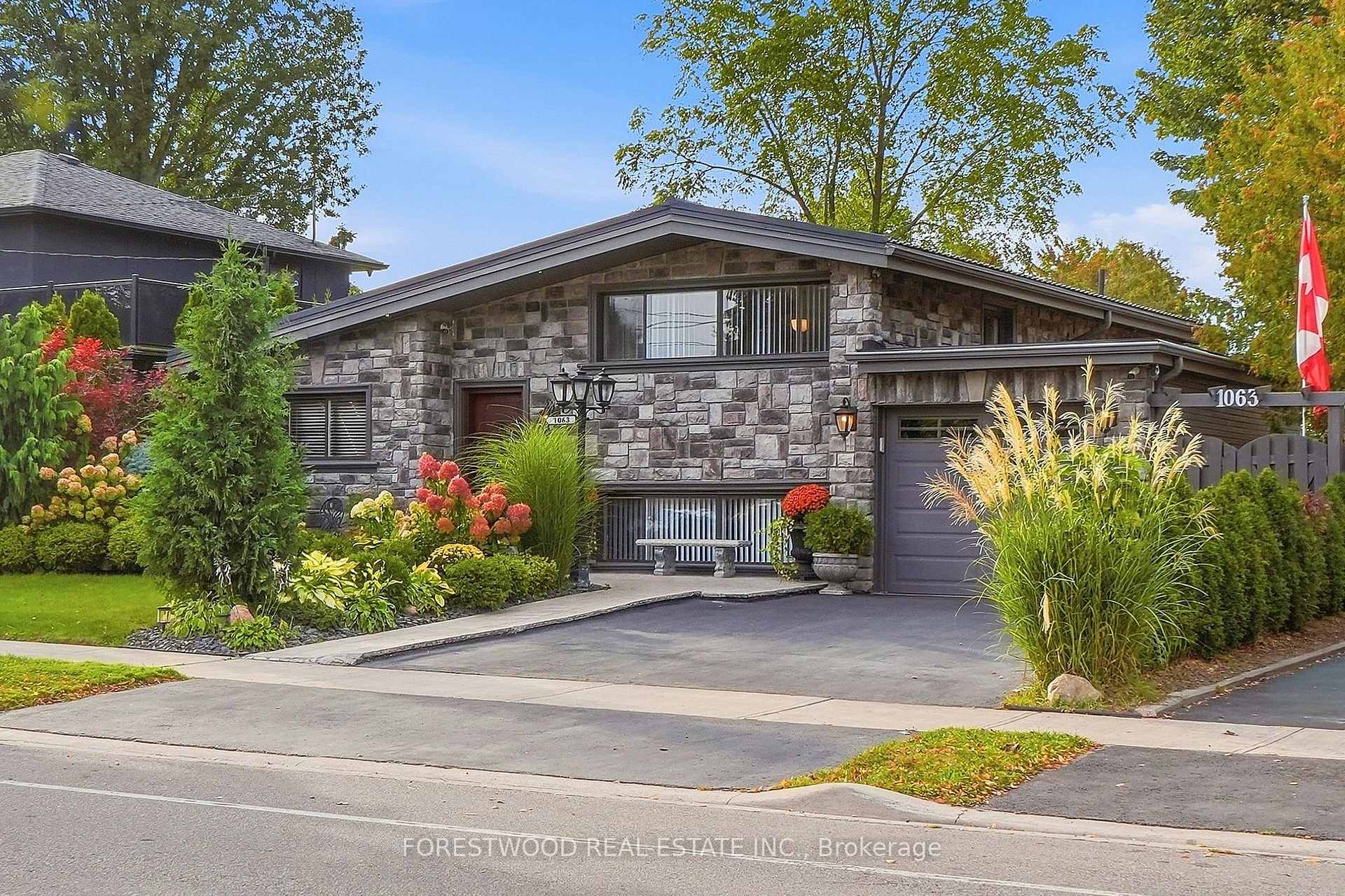Photo 2 of 1063 Flagship Drive, Mississauga, Applewood — HOMEH