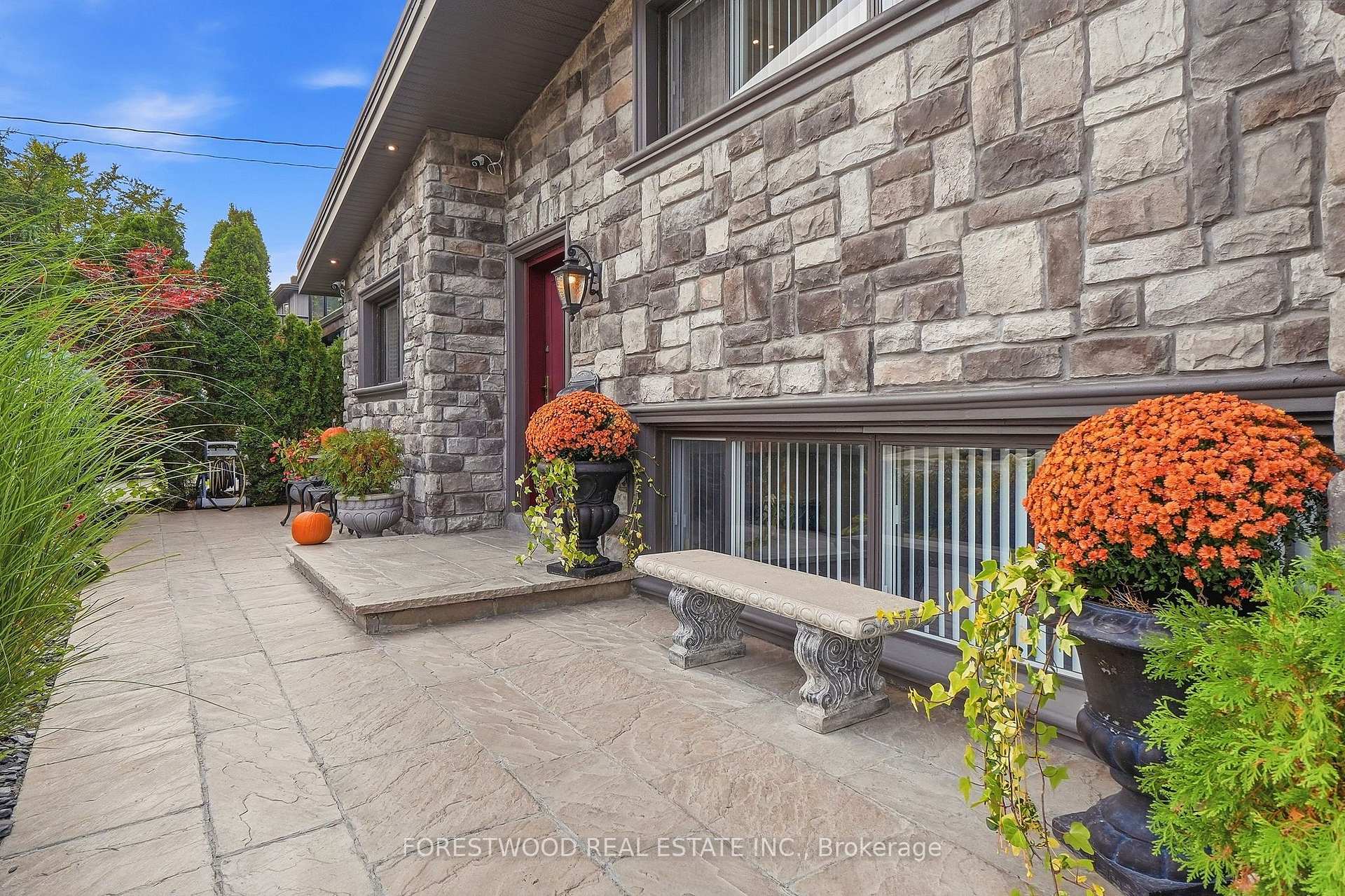 Photo 3 of 1063 Flagship Drive, Mississauga, Applewood — HOMEH