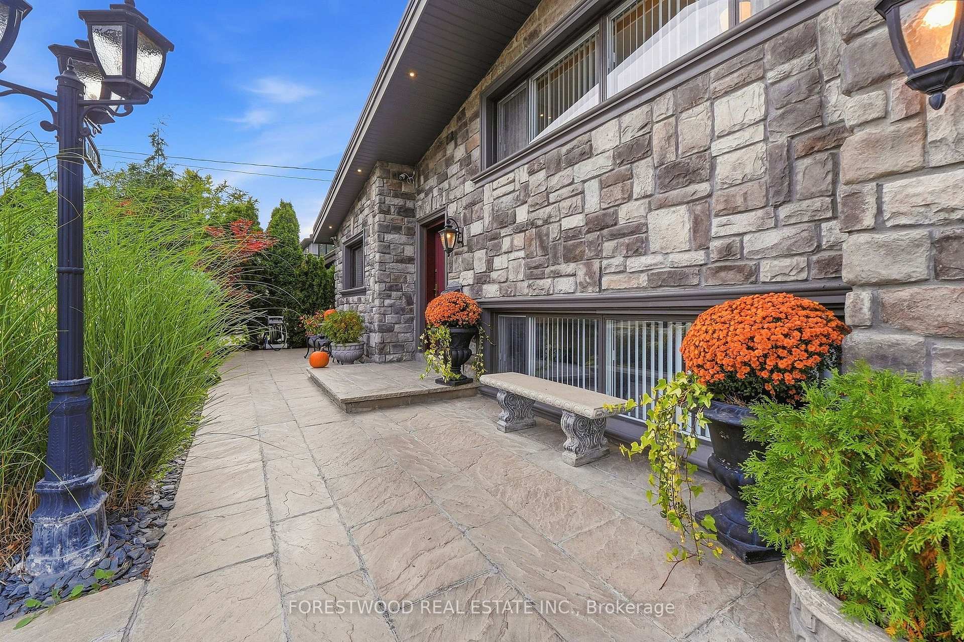 Photo 4 of 1063 Flagship Drive, Mississauga, Applewood — HOMEH