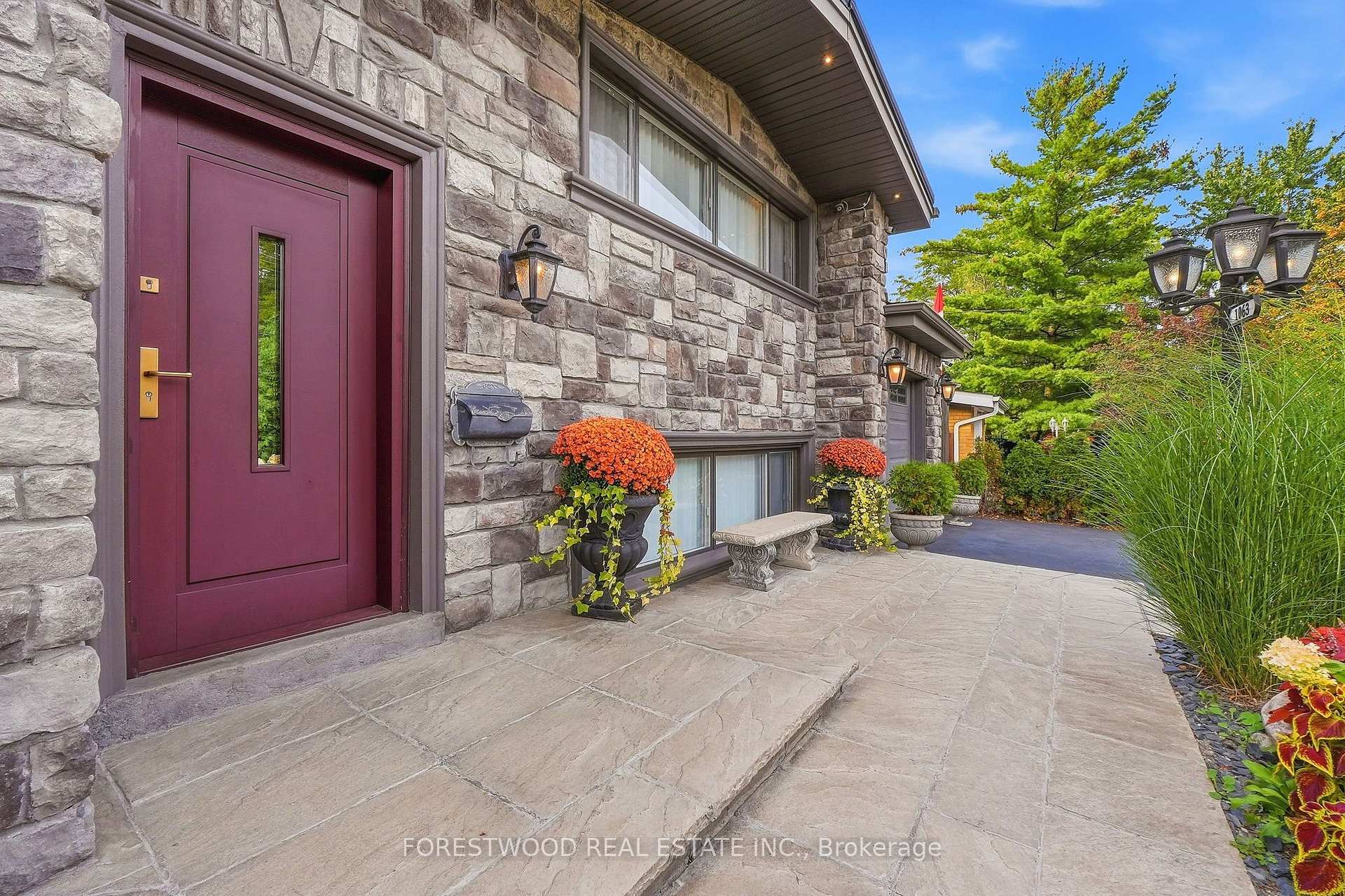 Photo 6 of 1063 Flagship Drive, Mississauga, Applewood — HOMEH