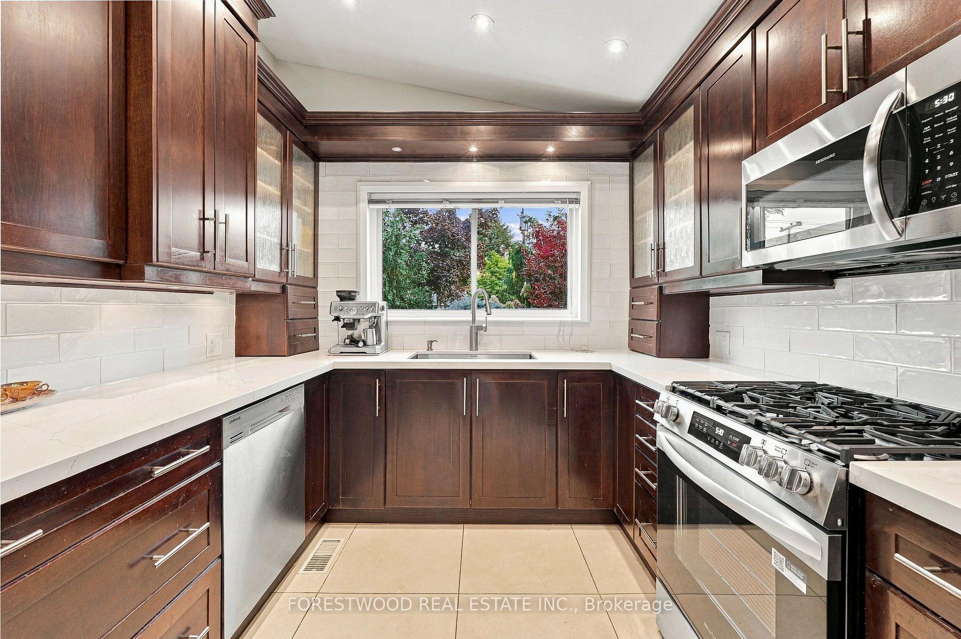 Photo 11 of 1063 Flagship Drive, Mississauga, Applewood — HOMEH