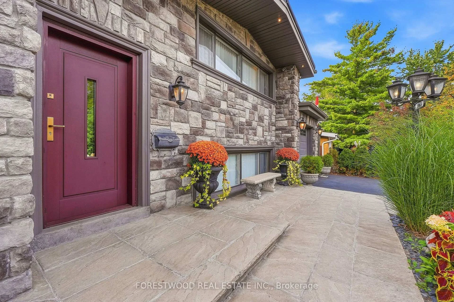 Photo 5 of 1063 Flagship Drive, Mississauga, Applewood — HOMEH