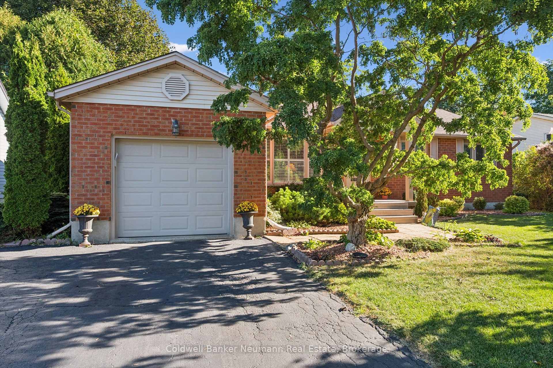 Photo 3 of 120 Landrex Boulevard, Guelph/Eramosa, Rockwood — HOMEH