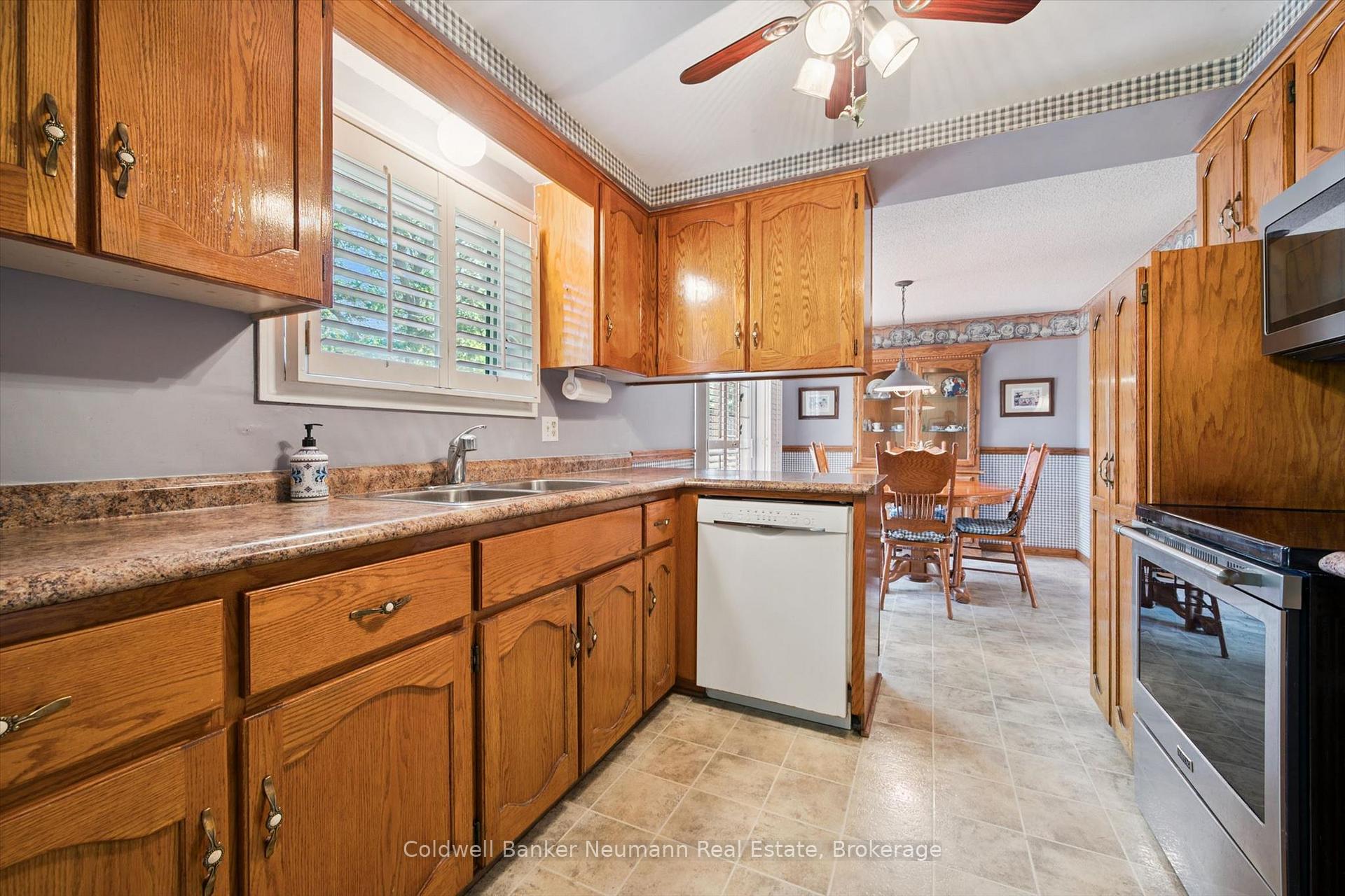 Photo 11 of 120 Landrex Boulevard, Guelph/Eramosa, Rockwood — HOMEH