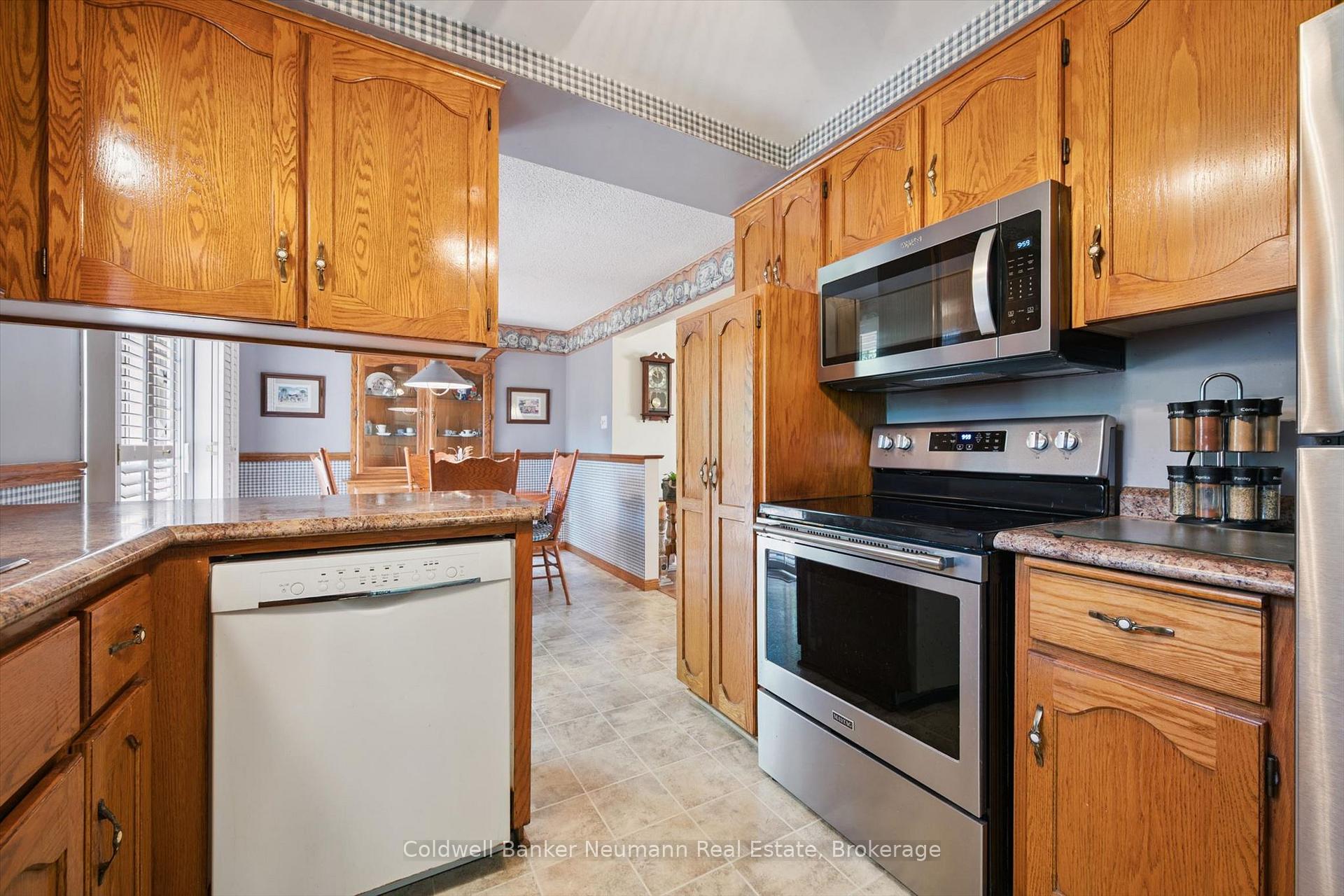 Photo 12 of 120 Landrex Boulevard, Guelph/Eramosa, Rockwood — HOMEH
