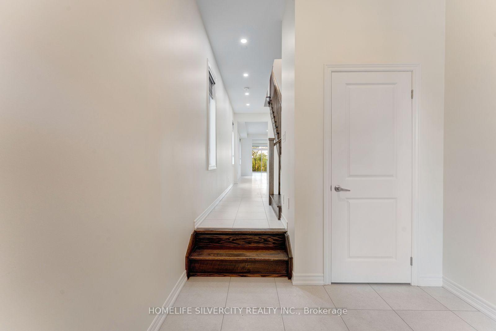 Photo 4 of 210 Broadacre Drive, Kitchener, Victoria Hills — HOMEH