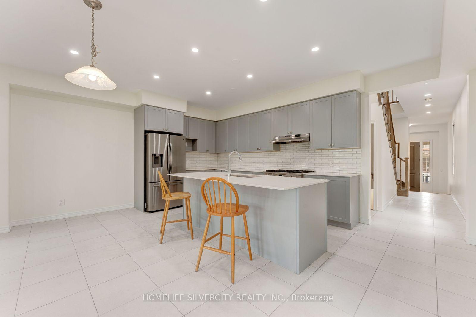 Photo 7 of 210 Broadacre Drive, Kitchener, Victoria Hills — HOMEH
